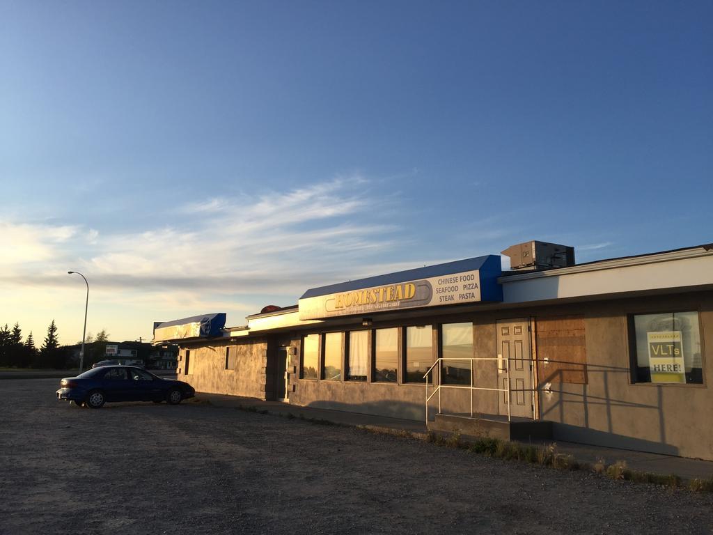Wakiki Motel & Lounge Meadow Lake Exterior foto